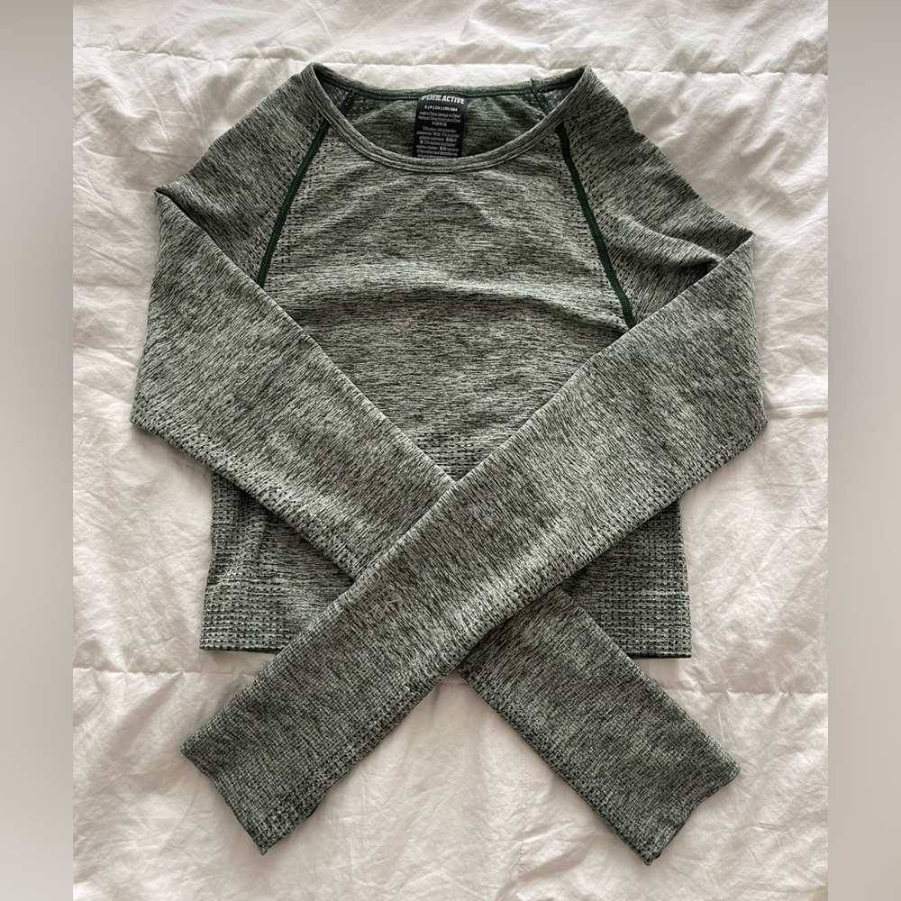 Green long sleeve workout crop top with thumb holes
